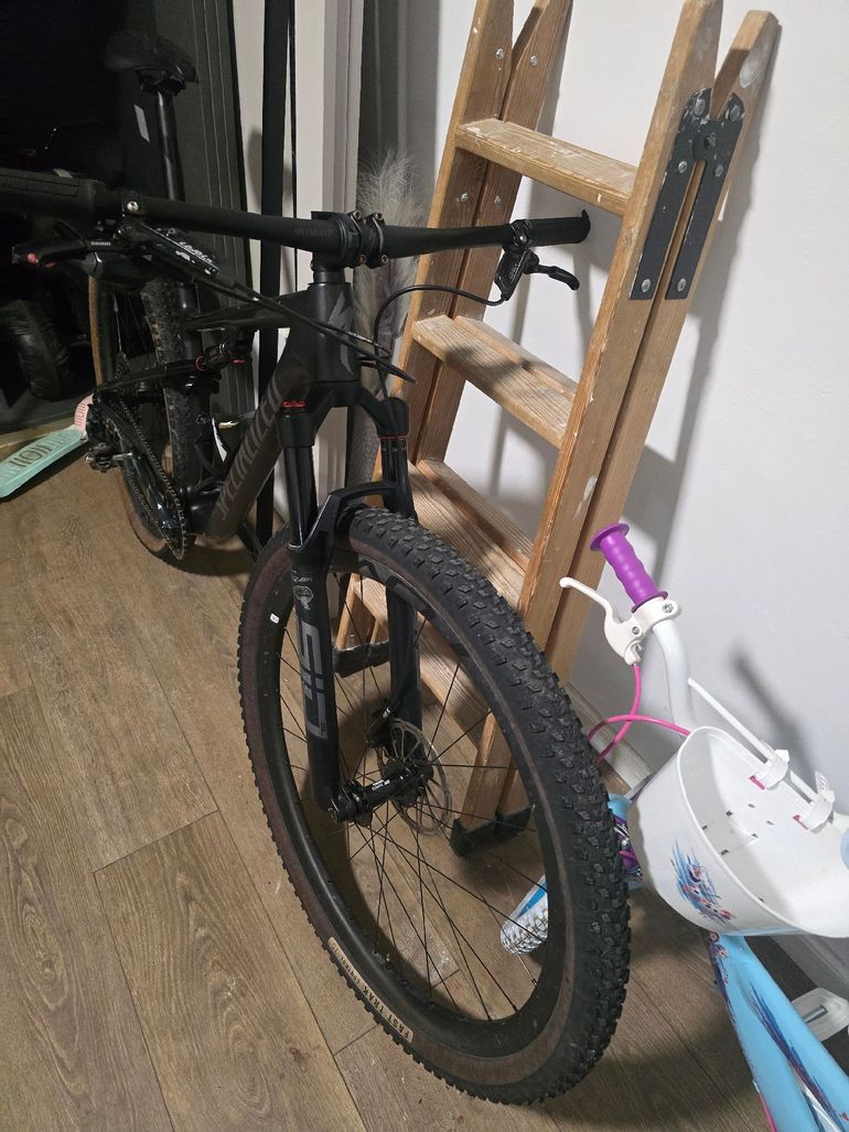 Used Specialized Epic Pro 2022 2022 Mountainbike, Negro — image 8 of 9