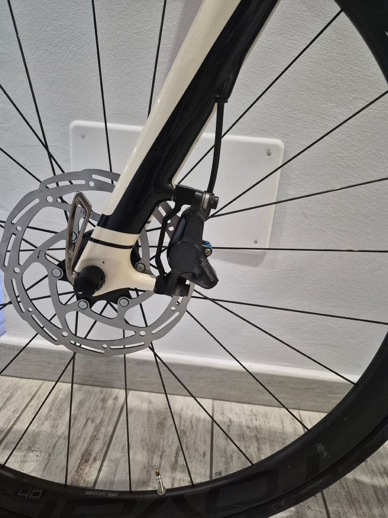 Used Specialized Tarmac Expert Disc 2017 2017 Road & Gravel, Bianco — image 3 of 4