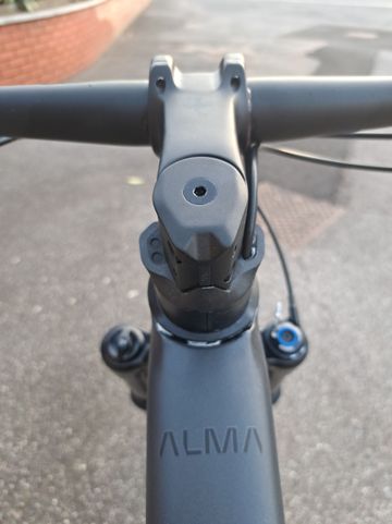 Orbea ALMA M30 2025 2025 Mountainbike usato, Nero — immagine 4 di 5