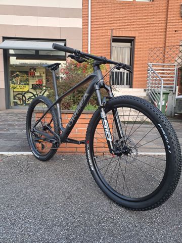 Orbea ALMA M30 2025 2025 Mountainbike usato, Nero — immagine 3 di 5