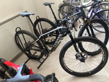 Canyon Lux Trail CF 7 2024 2024 Mountainbike usato, Bianco — immagine 2 di 8