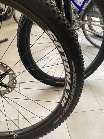 Canyon Lux Trail CF 7 2024 2024 Mountainbike usato, Bianco — immagine 3 di 8