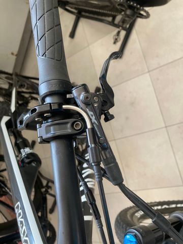 Canyon Lux Trail CF 7 2024 2024 Mountainbike usato, Bianco — immagine 5 di 8