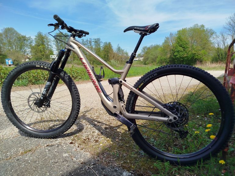 Used Lapierre Zesty AM CF 7.9 2022 2022 Mountainbike — image 1 of 3