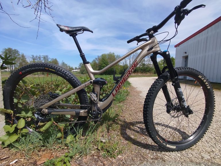Used Lapierre Zesty AM CF 7.9 2022 2022 Mountainbike — image 2 of 3