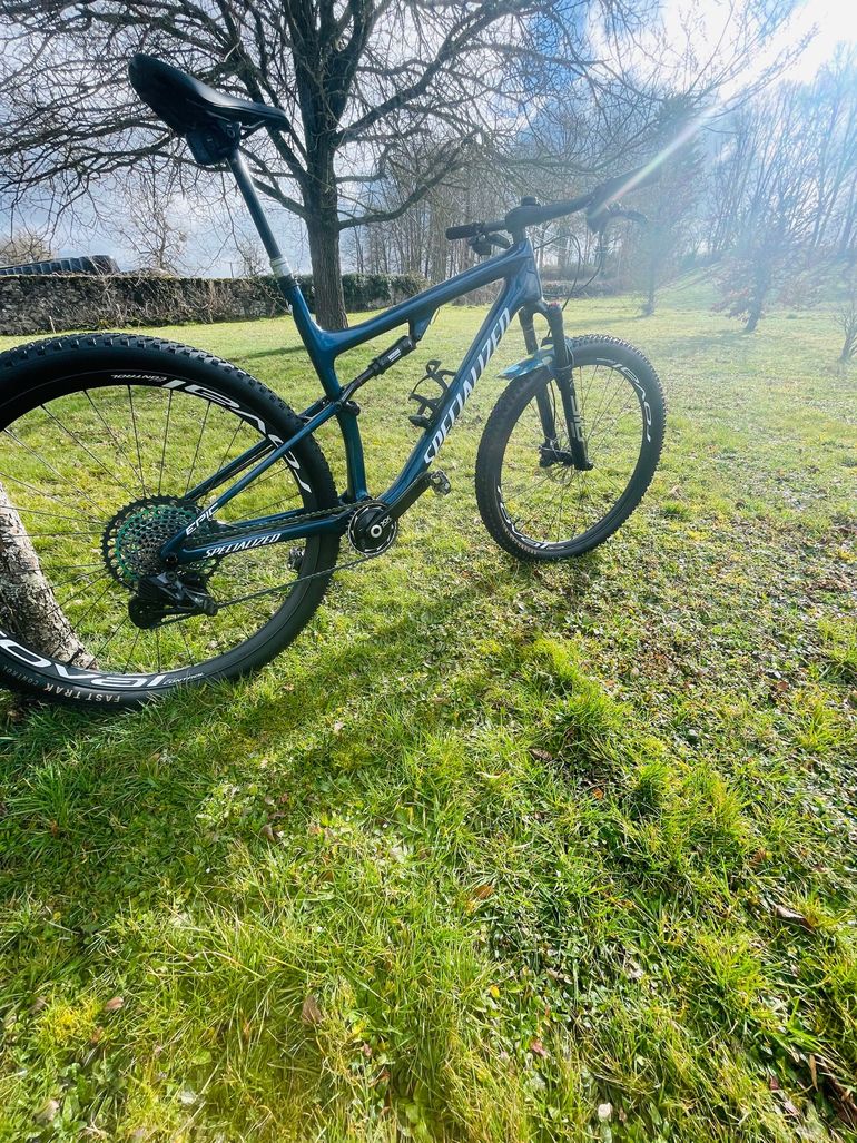 Used Specialized Epic Pro 2023 2023 Mountainbike, Azul — image 2 of 3