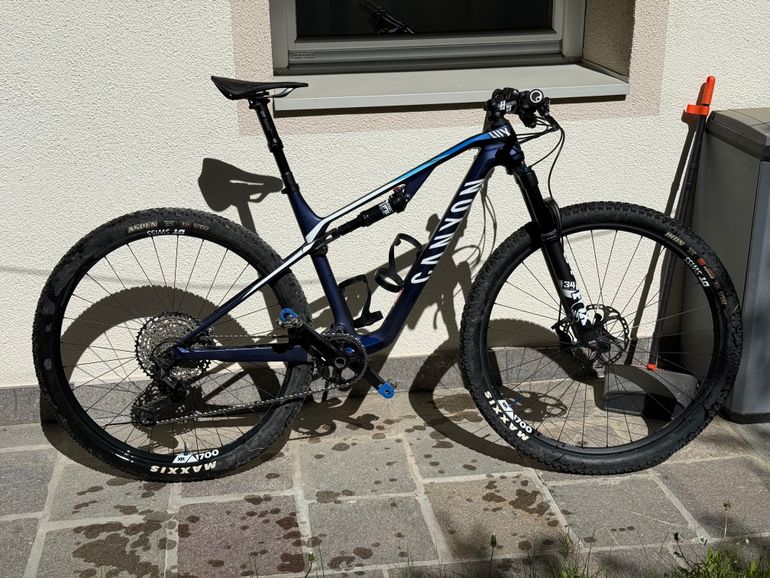 Used Canyon LUX Shimano Deore XT 2021 Mountainbike, Blu — image 1 of 10