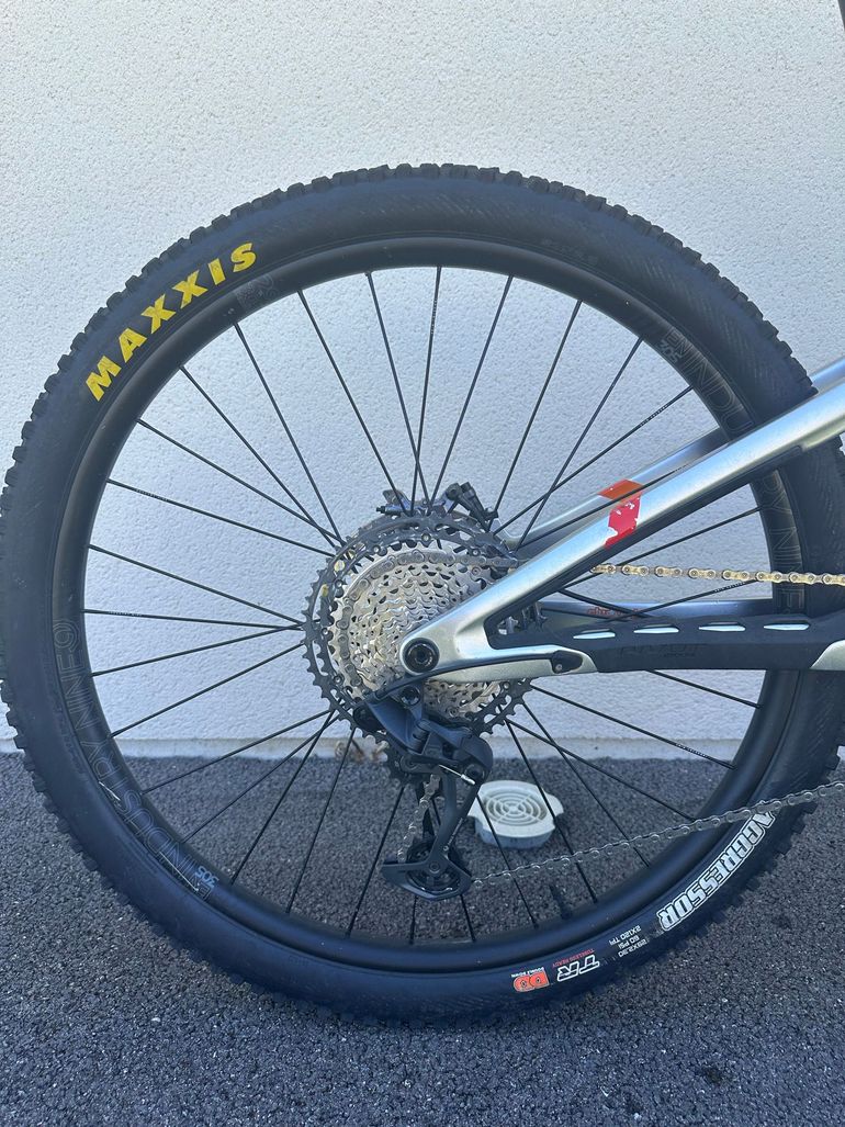 Used Pivot Firebird 29 Ride GX/X01 2023 2023 Mountainbike, Light Gray, 29 — image 3 of 7