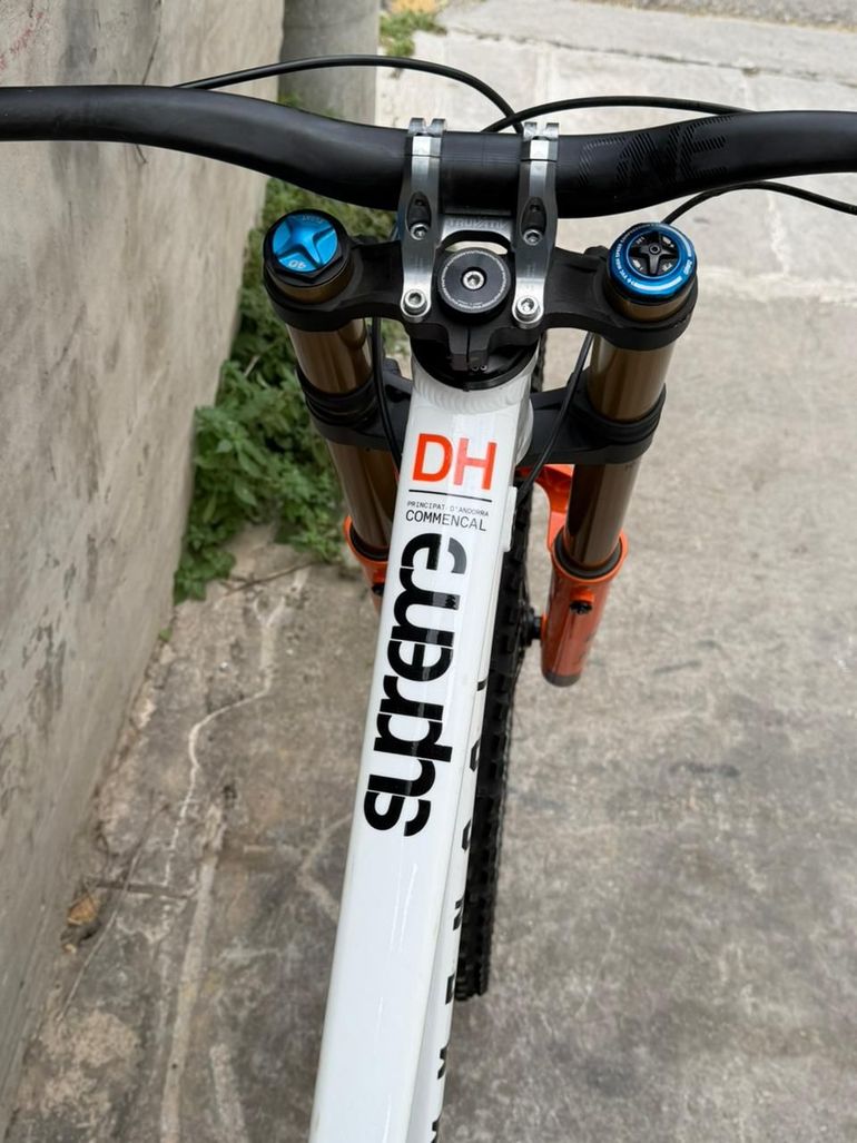Used Commencal Supreme SRAM X01 DH 2023 Mountainbike, White — image 5 of 7