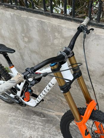 Used Commencal Supreme SRAM X01 DH 2023 Mountainbike, White — image 3 of 7