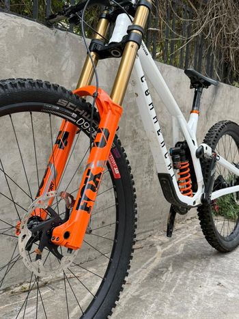 Used Commencal Supreme SRAM X01 DH 2023 Mountainbike, White — image 6 of 7