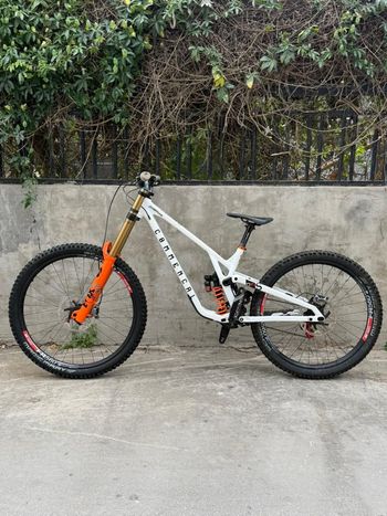 Used Commencal Supreme SRAM X01 DH 2023 Mountainbike, White — image 2 of 7
