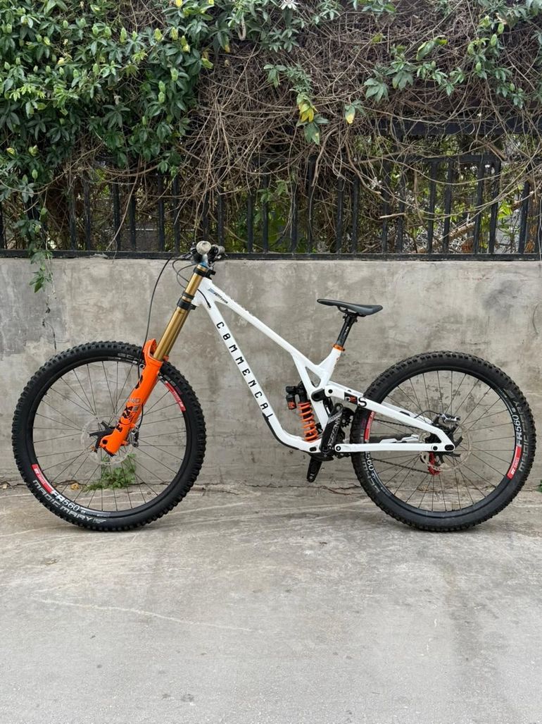 Used Commencal Supreme SRAM X01 DH 2023 Mountainbike, White — image 2 of 7