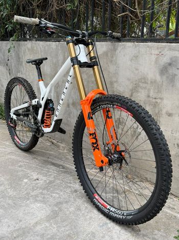 Used Commencal Supreme SRAM X01 DH 2023 Mountainbike, White — image 4 of 7