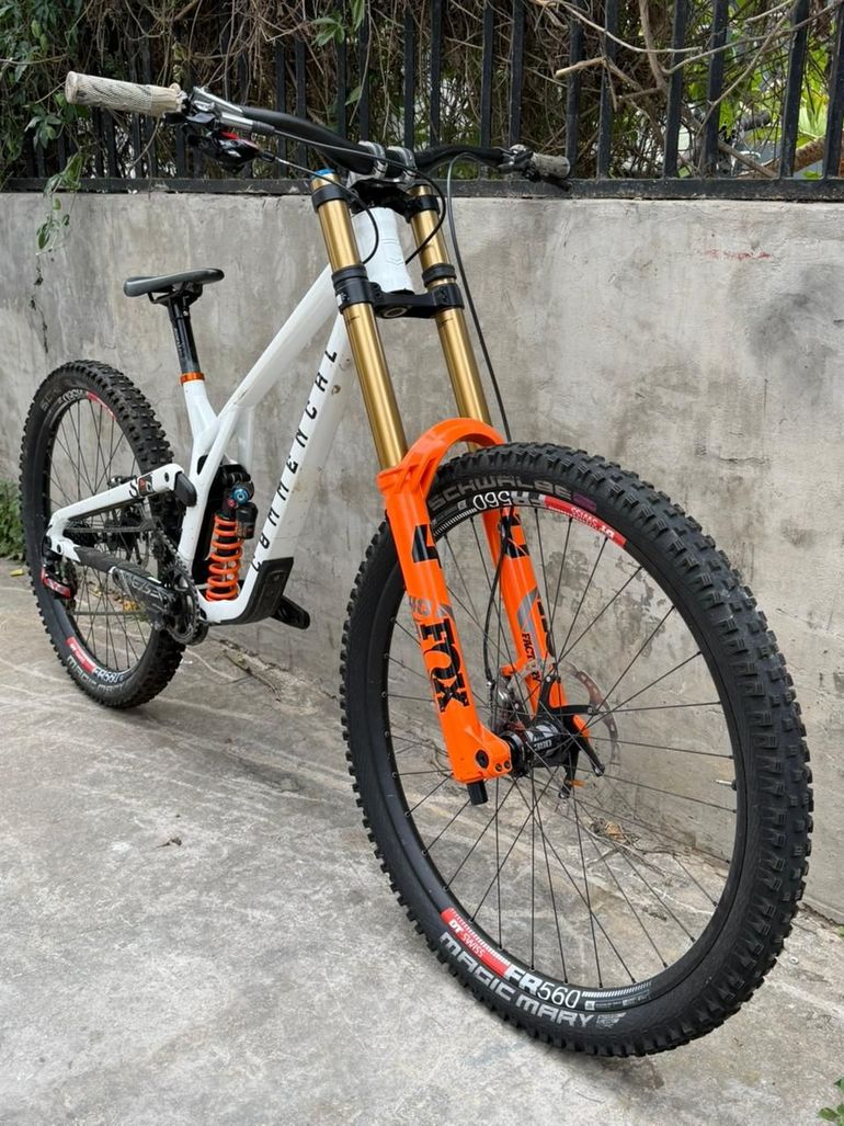 Used Commencal Supreme SRAM X01 DH 2023 Mountainbike, White — image 4 of 7