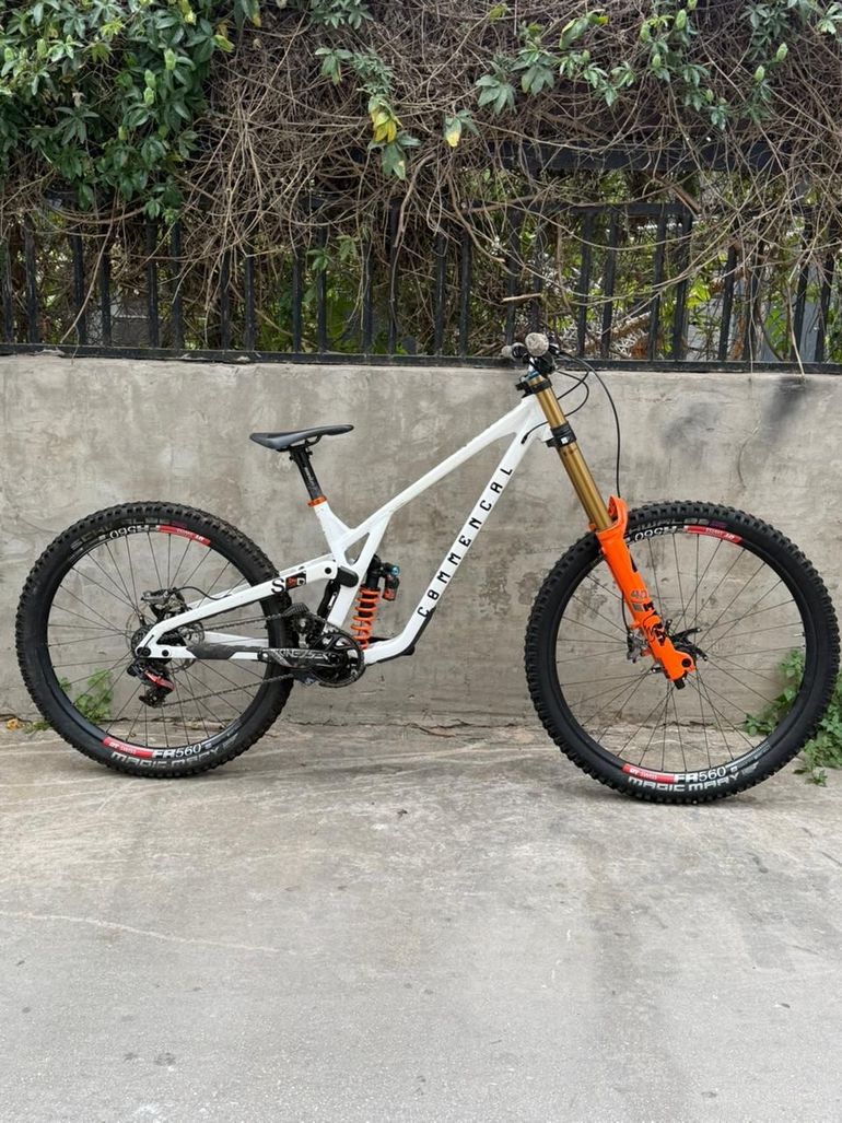 Used Commencal Supreme SRAM X01 DH 2023 Mountainbike, White — image 1 of 7
