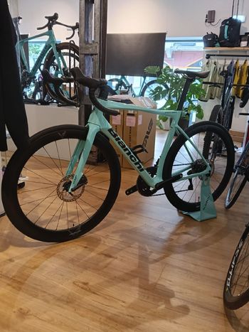 Used Bianchi Specialissima COMP Ultegra Di2 2024 2024 Road & Gravel, Green — image 3 of 12