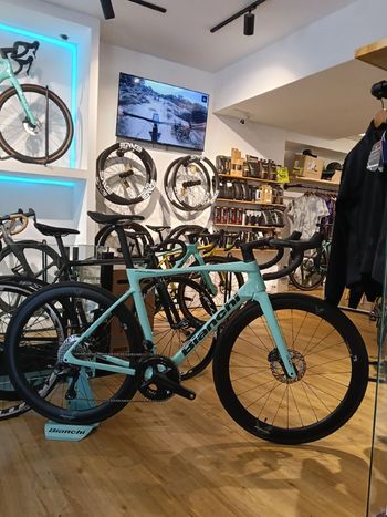 Used Bianchi Specialissima COMP Ultegra Di2 2024 2024 Road & Gravel, Green — image 9 of 12