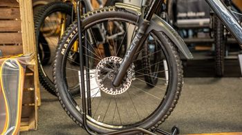 Used YT Industries Tues CORE 2 27 2024 2024 Mountainbike, Light Gray, 27.5 — image 2 of 9