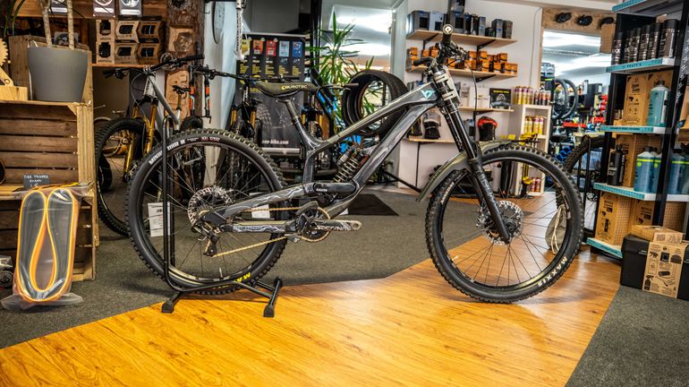 Used YT Industries Tues CORE 2 27 2024 2024 Mountainbike, Light Gray, 27.5 — image 6 of 9