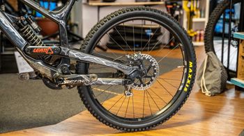 Used YT Industries Tues CORE 2 27 2024 2024 Mountainbike, Light Gray, 27.5 — image 4 of 9