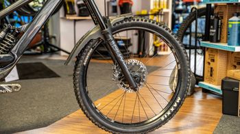 Used YT Industries Tues CORE 2 27 2024 2024 Mountainbike, Light Gray, 27.5 — image 8 of 9