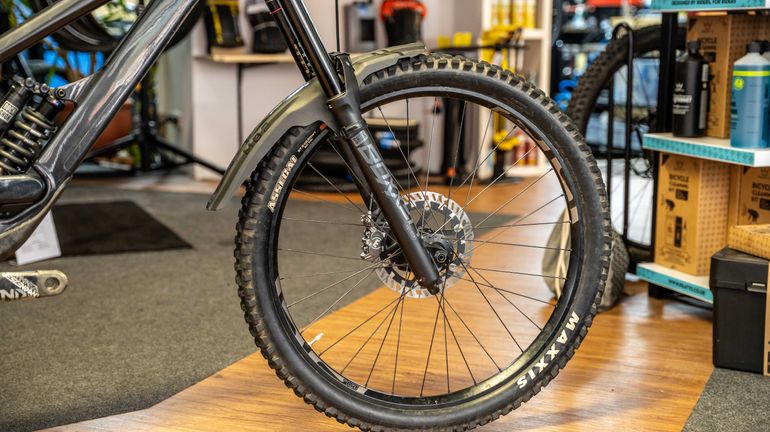 Used YT Industries Tues CORE 2 27 2024 2024 Mountainbike, Light Gray, 27.5 — image 8 of 9