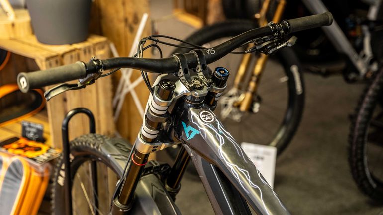 Used YT Industries Tues CORE 2 27 2024 2024 Mountainbike, Light Gray, 27.5 — image 5 of 9