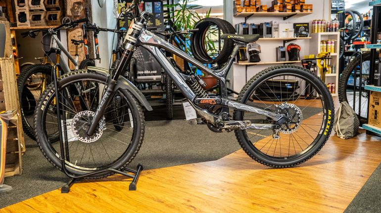 Used YT Industries Tues CORE 2 27 2024 2024 Mountainbike, Light Gray, 27.5 — image 1 of 9