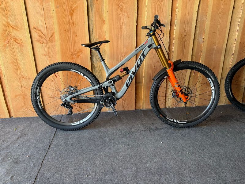 Pivot Phoenix Shimano Saint 2021 Mountainbike usato, Grigio chiaro — immagine 1 di 3