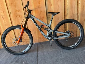Pivot Phoenix Shimano Saint 2021 Mountainbike usato, Grigio chiaro — immagine 2 di 3