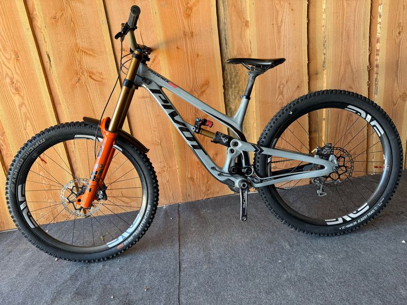 Pivot Phoenix Shimano Saint 2021 Mountainbike usato, Grigio chiaro — immagine 2 di 3