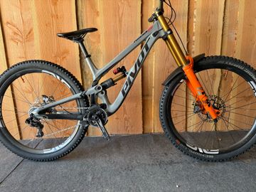 Pivot Phoenix Shimano Saint 2021 Mountainbike usato, Grigio chiaro — immagine 3 di 3