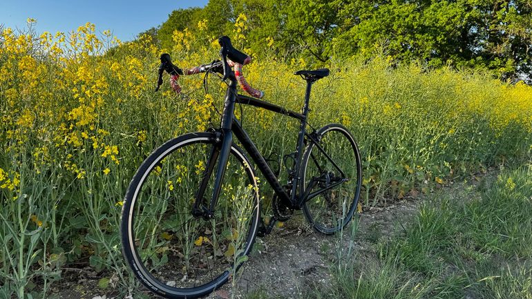 Used Specialized Allez Shimano 105 2022 Road & Gravel, Black — image 2 of 11