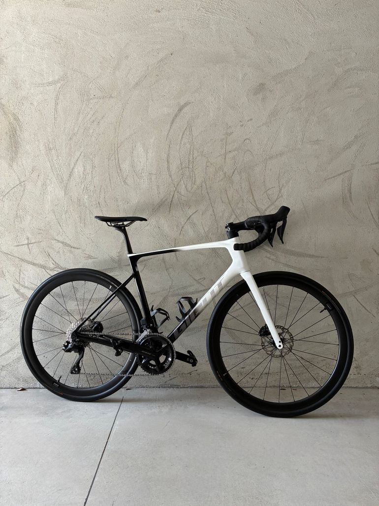 Used Giant Defy Advanced Pro 1 2024 2024 Road & Gravel, White — image 1 of 9