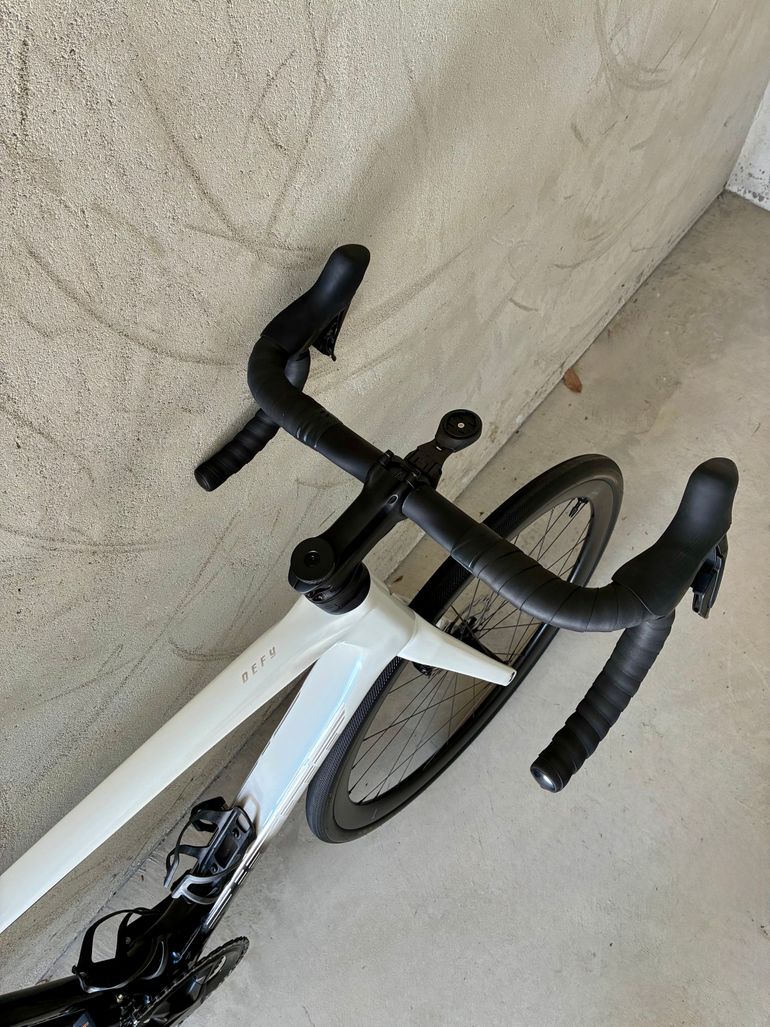 Used Giant Defy Advanced Pro 1 2024 2024 Road & Gravel, White — image 7 of 9