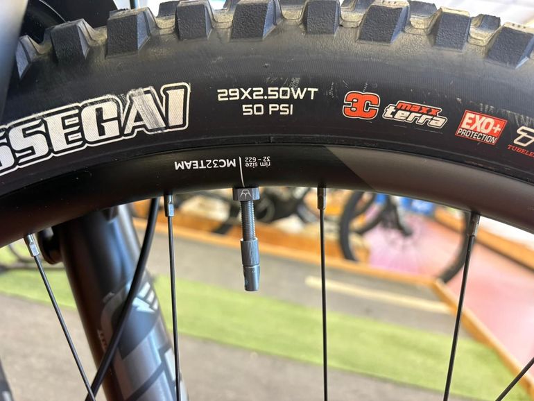 Used Orbea WILD M10 2024 2024 Mountainbike, Black, 29 — image 10 of 12