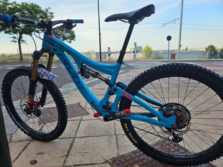 Used Pivot Mach 6 Shimano Deore XT 2023 Mountainbike, Blue — image 2 of 9