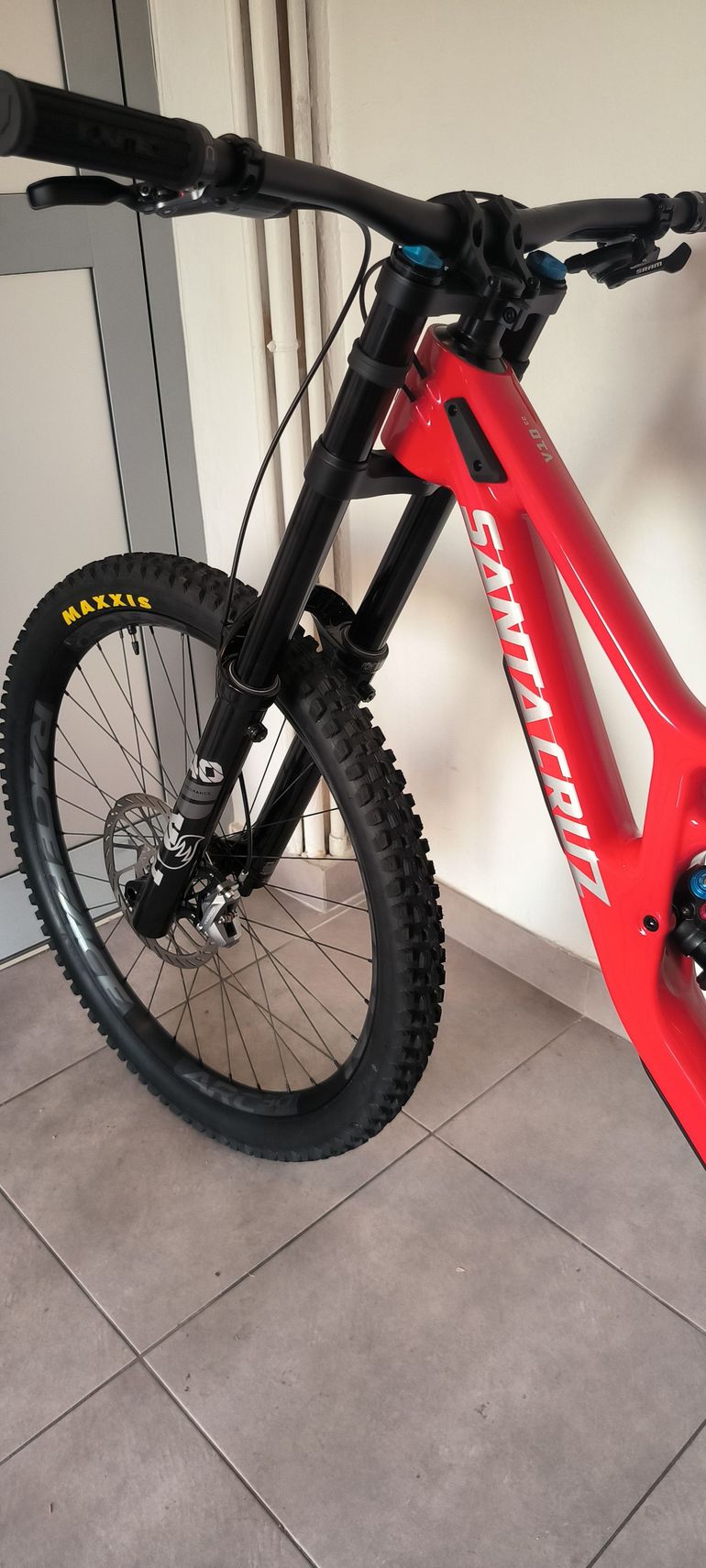Used Santa Cruz V10 DH S / Carbon CC 2024 2024 Mountainbike, Red, 27.5 — image 5 of 9