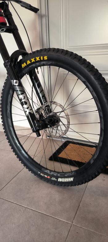 Used Santa Cruz V10 DH S / Carbon CC 2024 2024 Mountainbike, Red, 27.5 — image 9 of 9