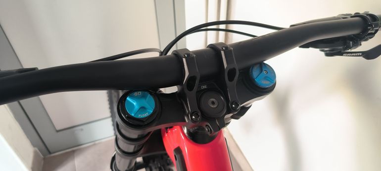 Used Santa Cruz V10 DH S / Carbon CC 2024 2024 Mountainbike, Red, 27.5 — image 8 of 9