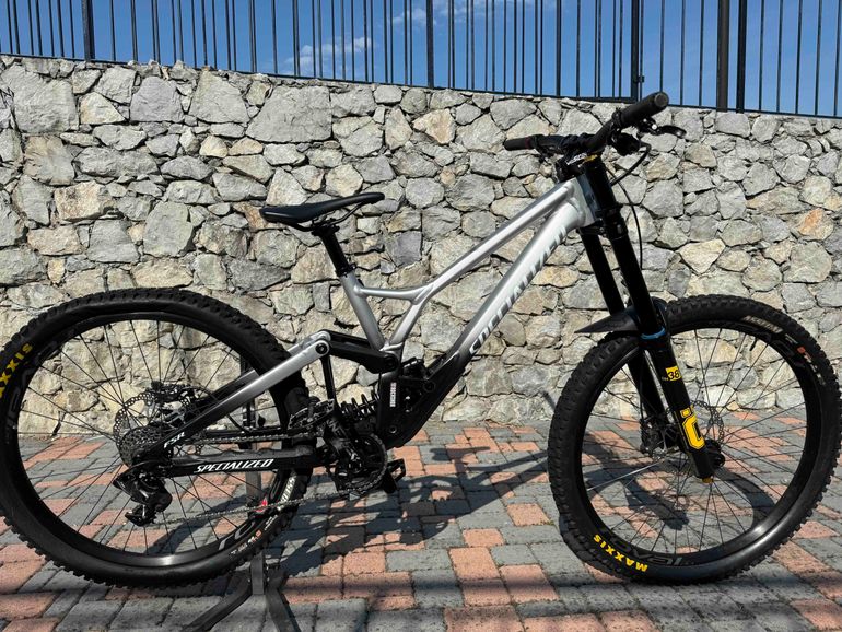 Used Specialized Demo Expert 2022 2022 Mountainbike, Light Gray, 29, 27.5 — image 1 of 9
