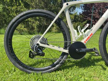 Used Trek Checkmate SLR 7 AXS 2025 2025 Road & Gravel, White — image 2 of 8