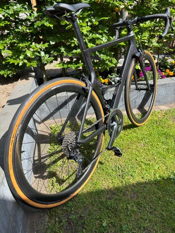 Used Canyon Canyon Aeroud CF SLX, Ultegra (velgremmen) 2019 Road & Gravel, Black — image 2 of 5