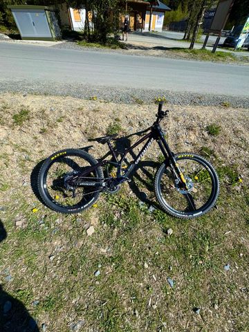 Brugt Specialized Demo Race 2023 2023 Mountainbike — billede 4 af 8