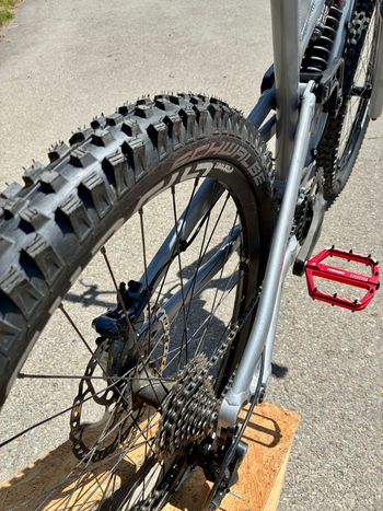 Used YT Industries Emergency Sale Custom YT Tues Downhill Mountainbike/Fully 2012 Mountainbike, Light Gray — image 5 of 10