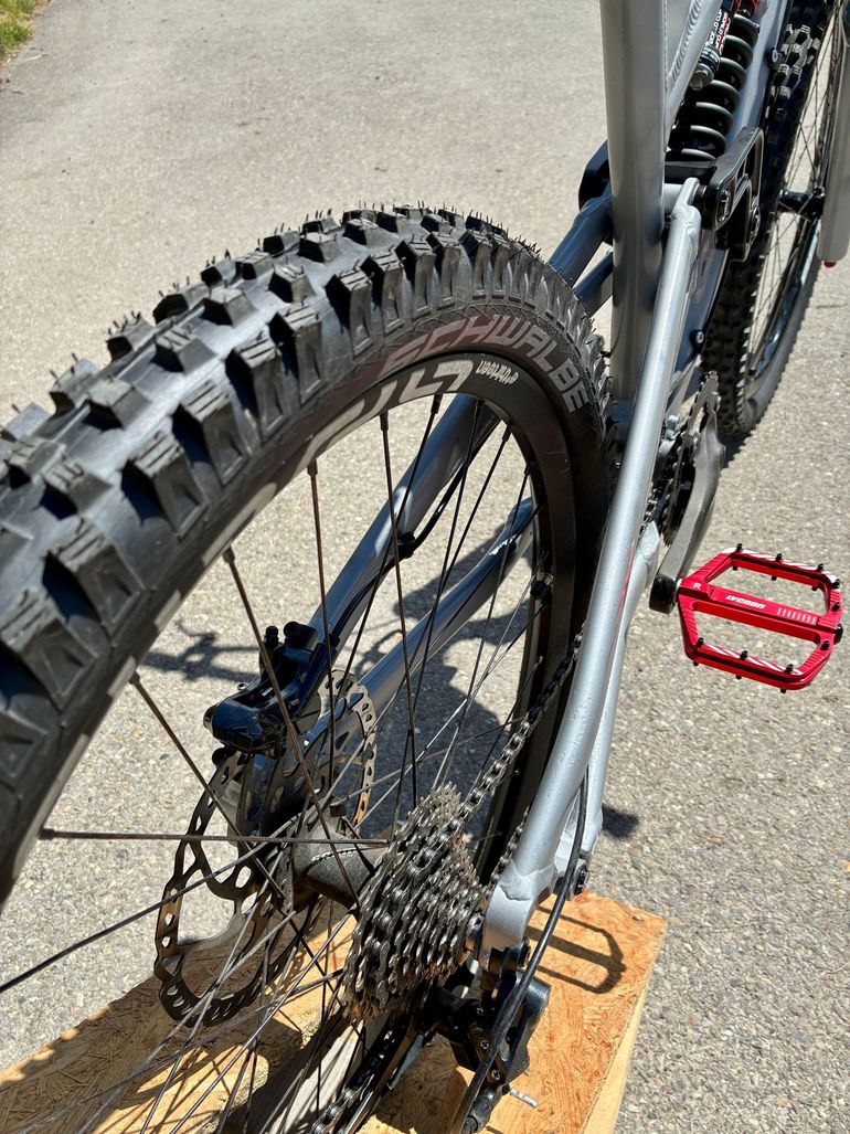 Used YT Industries Emergency Sale Custom YT Tues Downhill Mountainbike/Fully 2012 Mountainbike, Light Gray — image 5 of 10