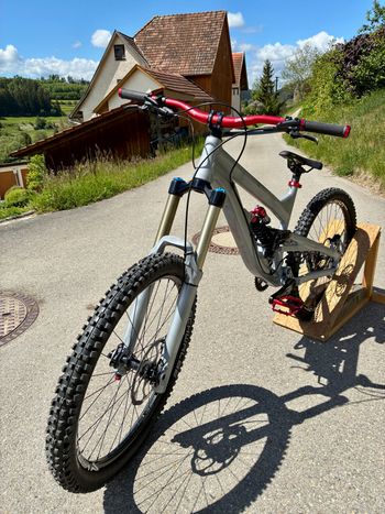 Used YT Industries Emergency Sale Custom YT Tues Downhill Mountainbike/Fully 2012 Mountainbike, Light Gray — image 6 of 10