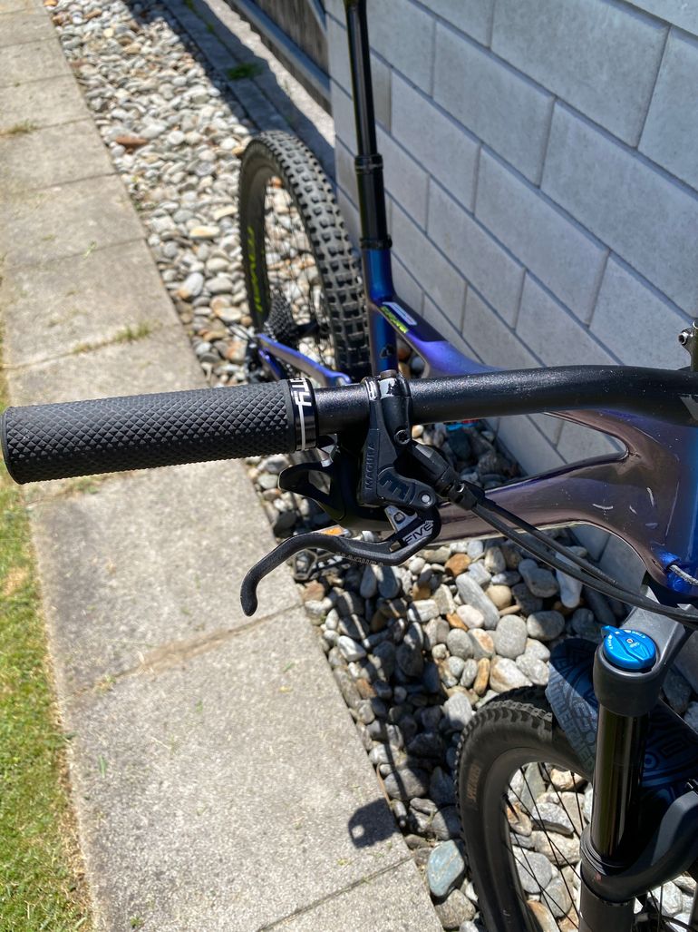 Used Specialized Men's Stumpjumper Comp Carbon 27.5—12-speed 2019 2019 Mountainbike, Blue, 27.5 — image 5 of 11