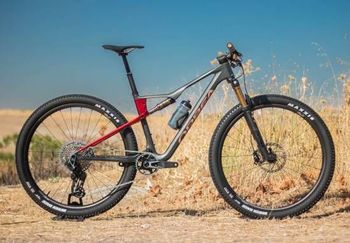 Used Orbea OIZ M-TEAM AXS 2025 2025 Mountainbike, Red, 29 — image 3 of 3